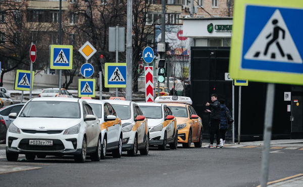
                    Власти поддержали квоты для личных нелокализованных машин таксистов
                
