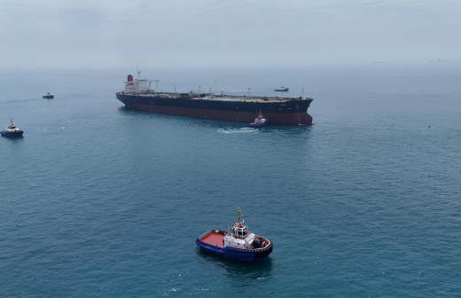 
                    Перевозивший нефть танкер был поражен неизвестным снарядом у берегов Омана

        