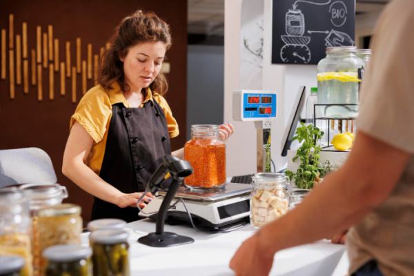 Средняя ежемесячная зарплата кассира составляет 42,5 тыс. рублей