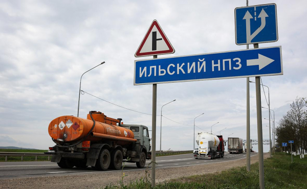 
                    В Коми после атаки дронов загорелся НПЗ
                
