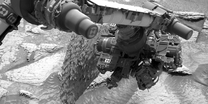Марсоход Curiosity шесть дней боролся с &laquo;приставшим&raquo; к нему камнем и победил