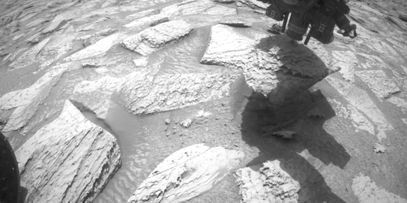 Марсоход Curiosity шесть дней боролся с &laquo;приставшим&raquo; к нему камнем и победил