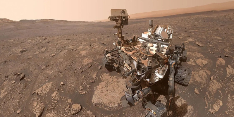 Марсоход Curiosity шесть дней боролся с &laquo;приставшим&raquo; к нему камнем и победил