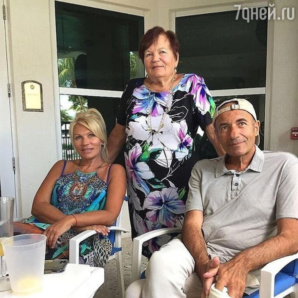 �горь Крутой показал редкое видео с 92-летней мамой: с новой прической и ухажером �горь Крутой показал редкое видео с 92-летней мамой: с новой прической и ухажером