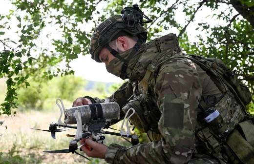 
                    Сальдо заявил о контроле ВС РФ части Херсона

        