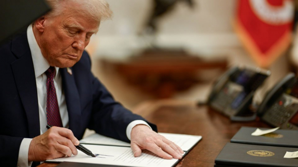 Трамп ввел пошлины в 10% для всех стран после поражения в Верховном суде Трамп ввел пошлины в 10% для всех стран после поражения в Верховном суде