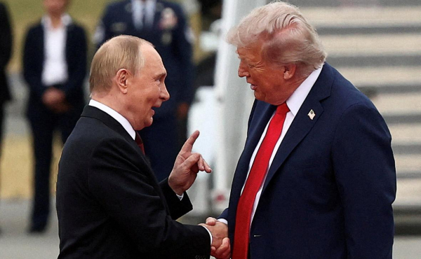 
                    FT узнала, что Трамп повышал голос на встрече с Путиным и угрожал уйти
                