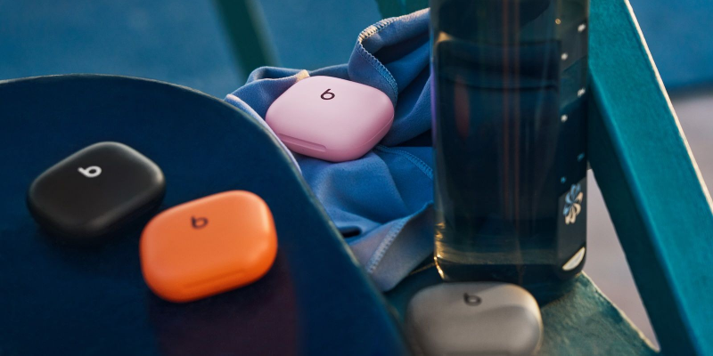 Apple выпустила спортивные наушники Powerbeats Fit — с «крючком» и быстрой зарядкой