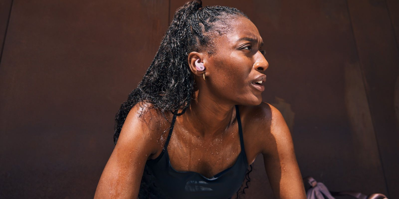 Apple выпустила спортивные наушники Powerbeats Fit — с «крючком» и быстрой зарядкой