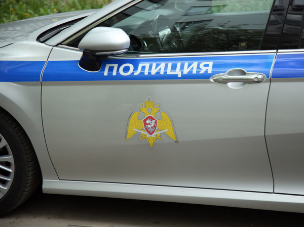 Автомобиль протаранил недостроенный мост через реку в российском регионе и попал на видео