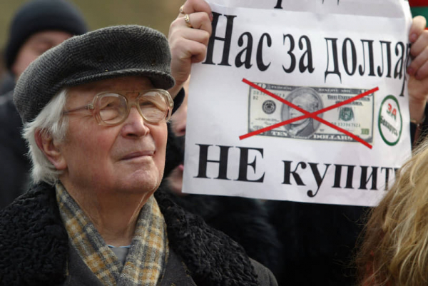 
                ЦБ не участвует в переговорах о возврате к расчетам в долларах за экспорт
            
