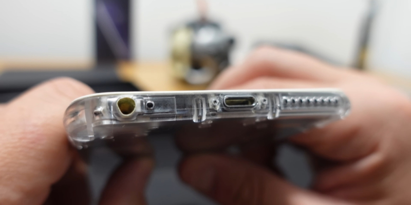 Блогер показал полностью прозрачный iPhone 6 Plus — «внутренности» видны даже через экран