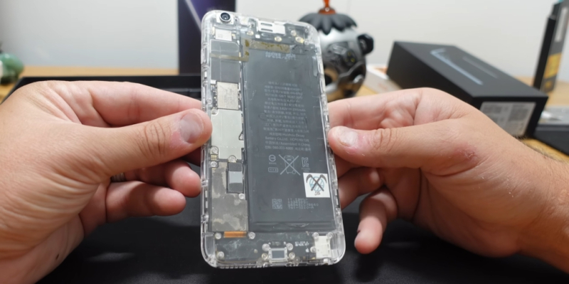 Блогер показал полностью прозрачный iPhone 6 Plus — «внутренности» видны даже через экран