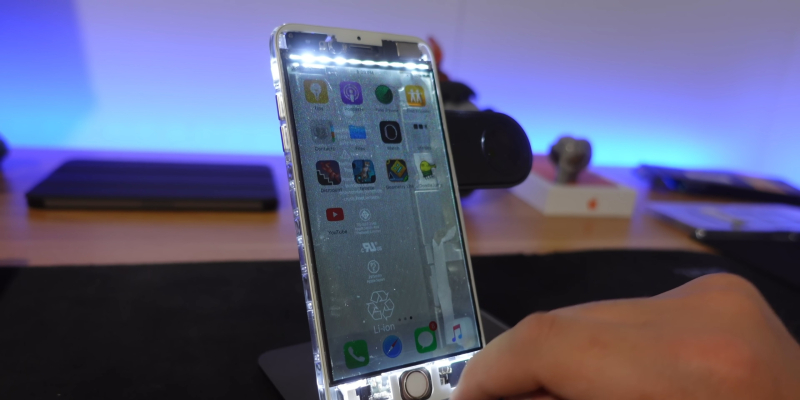 Блогер показал полностью прозрачный iPhone 6 Plus — «внутренности» видны даже через экран