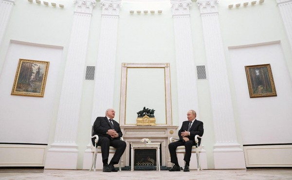 Лукашенко заявил о беседе с Путиным, как «нам выжить в это сложное время»
Лукашенко заявил о беседе с Путиным, как «нам выжить в это сложное время»