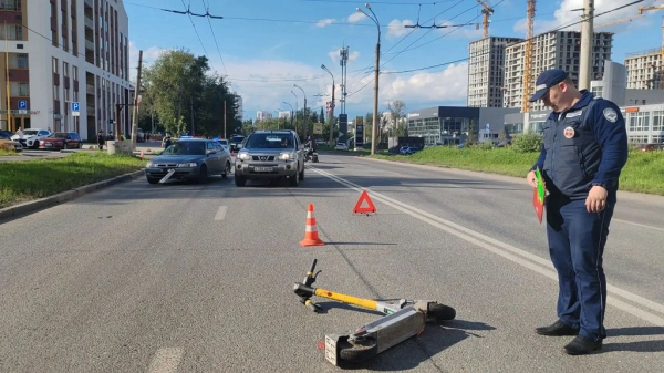 В Екатеринбурге автомобиль насмерть сбил самокатчика (ФОТО)