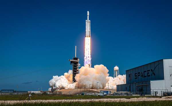 
                    Bloomberg узнал о планах Маска объединить SpaceX с Tesla или ИИ-стартапом
                