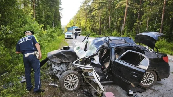 Компания молодежи разбилась на загородной трассе на скорости 140 км/ч (ФОТО) Компания молодежи разбилась на загородной трассе на скорости 140 км/ч (ФОТО)