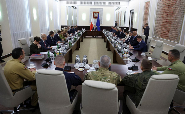 Туск заявил о российских беспилотниках в воздушном пространстве Польши
Туск заявил о российских беспилотниках в воздушном пространстве Польши