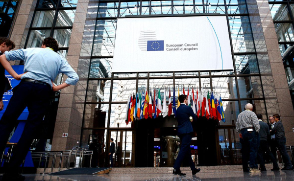 ЕС продлил санкции против России, но сделал два исключения
ЕС продлил санкции против России, но сделал два исключения