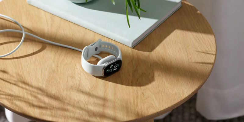 Google представила фитнес-браслет Fitbit Edge по цене смарт-часов