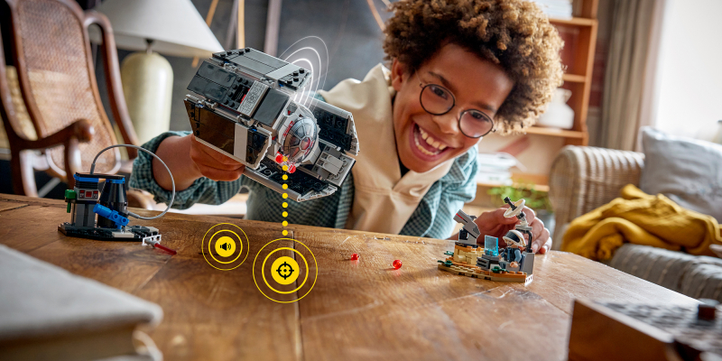 Lego представила Smart Brick &mdash; деталь-компьютер, которая оживляет целые наборы