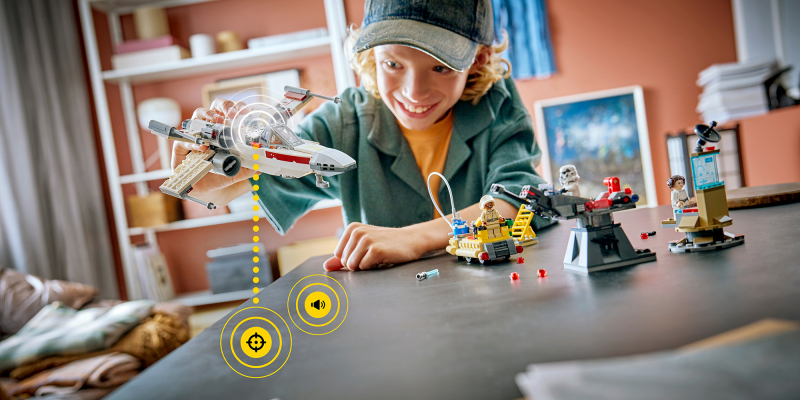 Lego представила Smart Brick &mdash; деталь-компьютер, которая оживляет целые наборы
