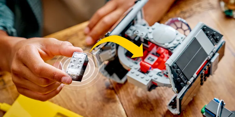 Lego представила Smart Brick &mdash; деталь-компьютер, которая оживляет целые наборы