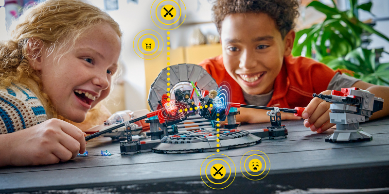 Lego представила Smart Brick &mdash; деталь-компьютер, которая оживляет целые наборы