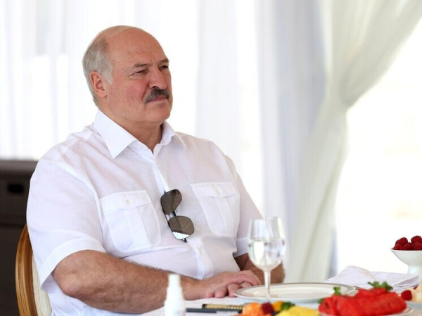 Лукашенко объяснил разницу в названиях военных ведомств
