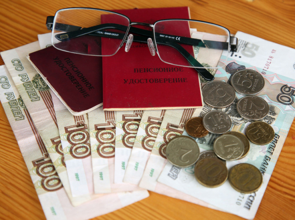 Названа средняя пенсия работающих россиян