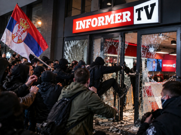 Протестующие ворвались в здание европейского телеканала и устроили погром, напав на главреда