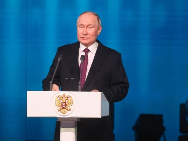 Путин осмотрел экспозицию о русском языке в центре "Россия"