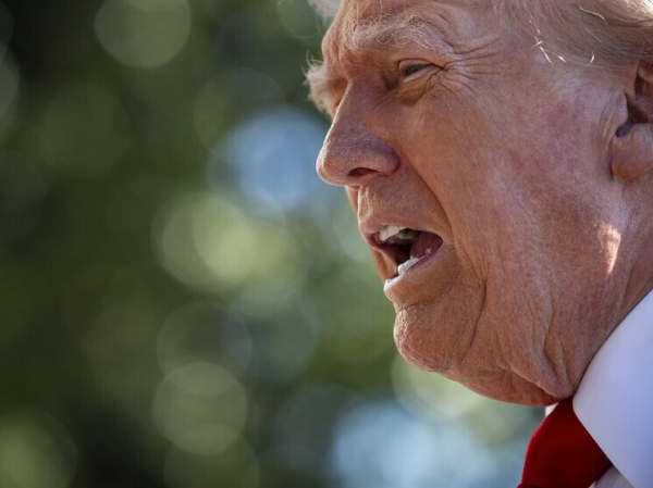 Трамп неожиданно объяснил, почему не спотыкается на лестницах как Байден